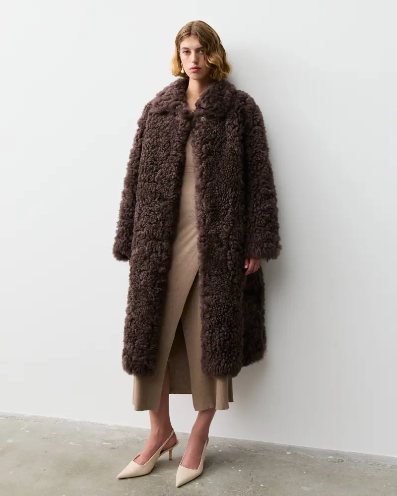 THE LONG SHEARLING COAT- CHOCOLATE